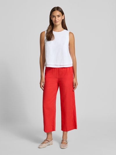Frauenmodel trägt Wide Fit Stoffhose aus Leinen-Mix mit Viskose-Anteil Modell 'Ina' von Soyaconcept, knallrot, glatte Textur, verkürzte Passform, elastischer Bund mit Tunnelzug, Ganzkörperansicht von vorne.