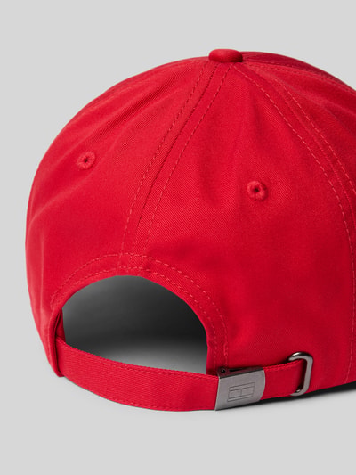 Produktfoto, rote Cap mit Label-Stitching von Tommy Hilfiger, strapazierfähiges Material, Luftlöcher, verstärkter Schirm, verstellbarer Riegel auf der Rückseite