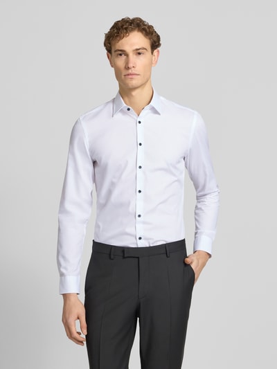 Männermodel trägt Slim Fit Business-Hemd mit Kentkragen von Jake*s, Reine Baumwolle, Knopfleiste, Ganzkörperansicht von vorne.