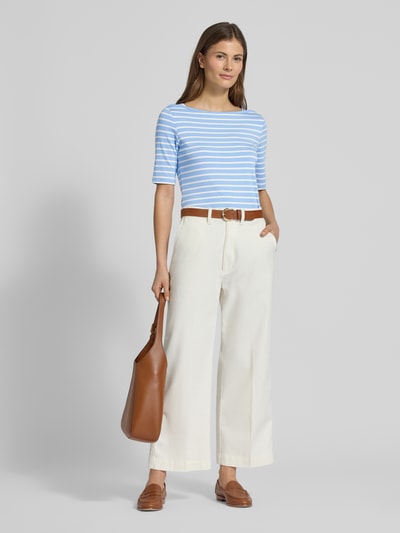 Vrouwenmodel draagt Slim Fit T-shirt uit viscosemix van Comma, halflange mouwen, envelope-hals, ruglengte maat 36: 51 cm, Ganzkörperansicht van voren.