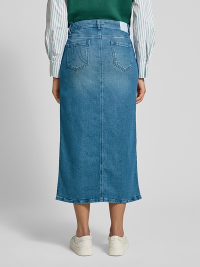 Frauenmodel trägt Regular Fit Midirock in Denim-Optik mit Gehschlitz von Marc Cain, Blau, Baumwoll-Mix, 5-Pocket-Design, Ganzkörperansicht Rückansicht.