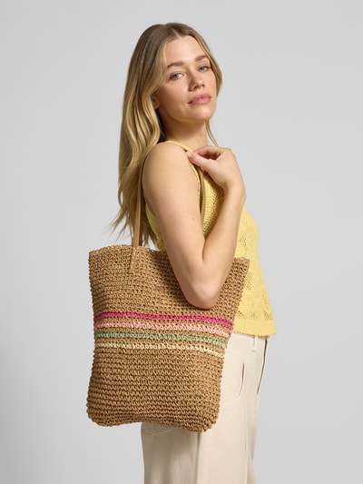 Frauenmodel trägt Shopper mit Label-Detail Modell 'Lazey' von Barts, Bastoptik, Tragehenkel, Magnetverschluss, Ganzkörperansicht von vorne.