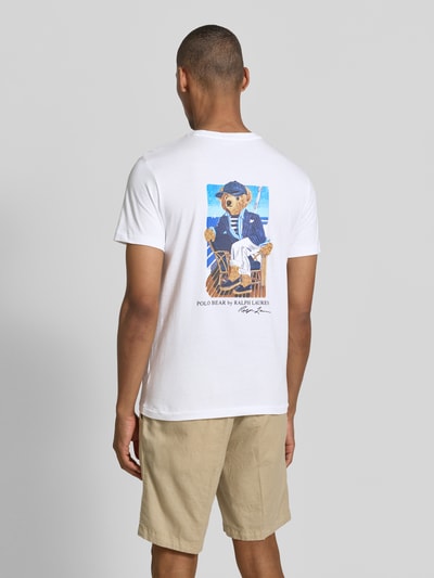 Männermodel trägt weißes slim fit T-shirt aus reine katoen met polo bear-print van Polo Ralph Lauren, heren T-shirt, Ganzkörperansicht Rückansicht.