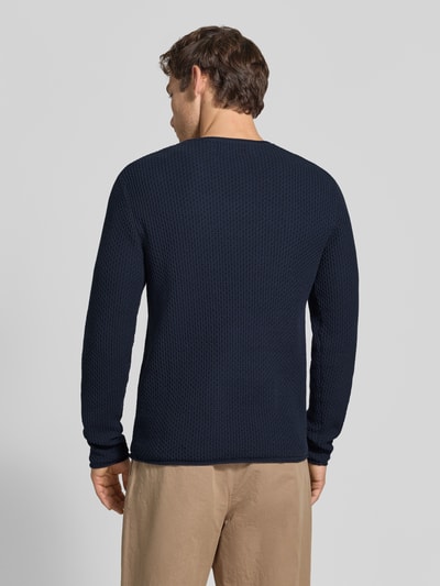 Männermodel trägt gebreide pullover met structuurpatroon Model 'BLUMASON' van JACK & JONES, puur katoen, recht model, labelpatch, ruglengte maat M 68 cm, mouwlengte maat M 66 cm, rugaanzicht