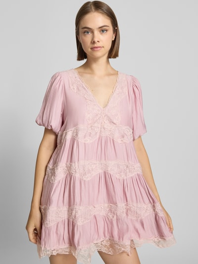 Kobiece model nosi sukienka mini z obszyciem koronką, krój regular fit, dekolt w serek, z krótkim rękawem, Model 'Cotton Candy' od DAISY STREET, różowy kolor, rozmiar S: długość tyłu 78 cm, szerokość w rozmiarze S 48 cm, długość rękawa 26 cm, widok całej sylwetki z przodu.