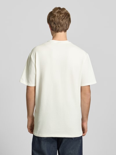 Männermodel trägt Herren T-Shirt Regular Fit T-Shirt aus Baumwoll-Mix Modell 'KIAN' von Only & Sons, Optik: Unifarben, Materialverarbeitung: Piqué, Ganzkörperansicht Rückansicht.