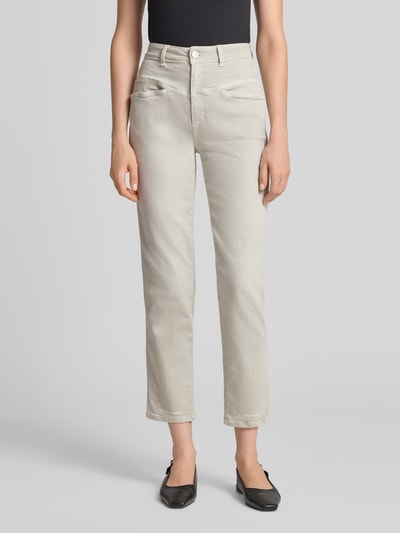 Kobieta modelka ma na sobie beżowe jeansy Relaxed Fit Jeans mit Label-Detail Model 'PEDAL PUSHER' od Closed, Mieszanka bawełny z dodatkiem streczu, wpuszczane kieszenie, detal z logo, Szerokość w rozmiarze 27/32: 36 cm, Długość wewnętrzna nogawki w rozmiarze 27/32: 70 cm, widok całej sylwetki z przodu.