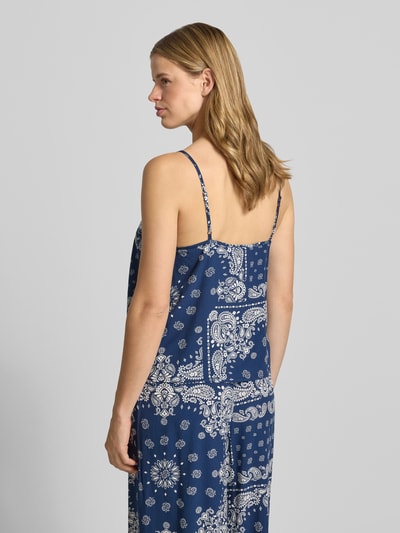 Frauenmodel trägt Regular-Fit Trägertop aus reiner Viskose Modell 'RAMSE AMBEL' von Only, blau mit weißem Muster, Damen Trägertop, Ganzkörperansicht Rückansicht.