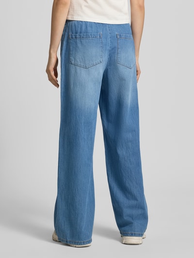 Frauenmodel trägt Wide Leg Jeans aus Baumwoll-Lyocell-Mix Modell 'LARIA' von Only in Denim-Optik, Label-Patch, Gürtelschlaufen, 5-Pocket-Design, Knopf und verdeckter Reißverschluss, blaue Farbe, glatte Textur, Ganzkörperansicht Rückansicht.
