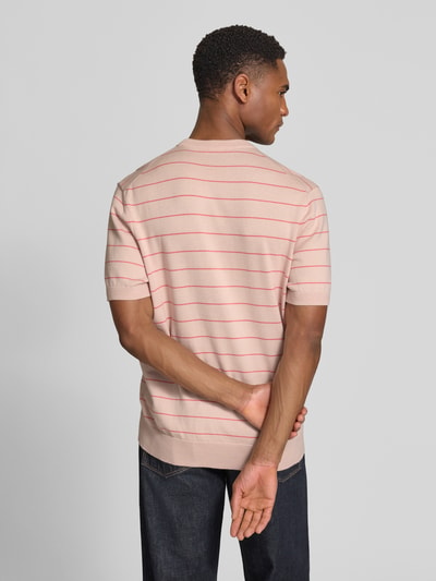 Männermodel trägt Regular Fit T-Shirt aus Baumwoll-Kaschmir-Mix Modell 'KANACHO' von BOSS Orange, Optik:Allover-Muster, Gestreift, Label-Patch, Rundhals, Kurzarm, Rumpfabschluss, Feinstrick, Rückansicht, Ganzkörperansicht Rückansicht