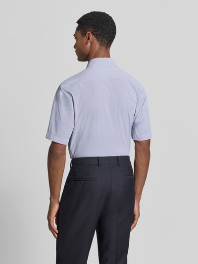Männermodel trägt Regular Fit Businesshemd mit kurzem Arm Modell 'P-LIAM' von BOSS, feines Allover-Muster, Rückansicht, Ganzkörperansicht.