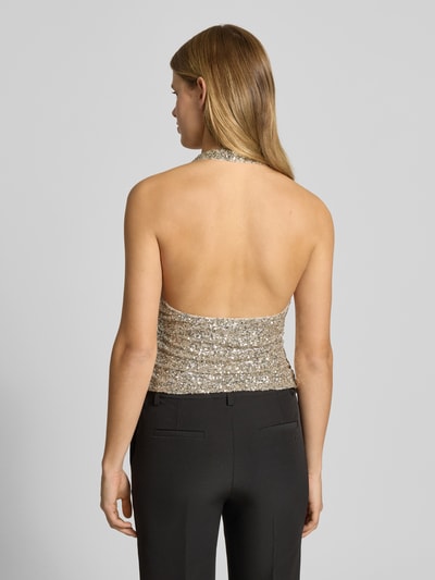 Kobiece modelka nosi Top z dekoltem w serek od Gina Tricot, krój slim fit, wiązanie na szyi, cekinowe obszycie, długość tyłu 60 cm, widok całej sylwetki z tyłu.