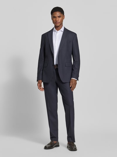 Männermodel trägt dunkelblauen Anzug mit weißem Super Slim Fit Businesshemd in Premiumqualität von Jake*s, Ganzkörperansicht von vorne.