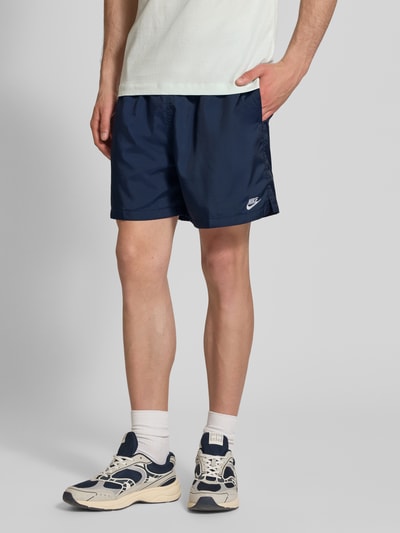 Männermodel trägt Shorts mit Label-Stitching und elastischem Bund von Nike in Dunkelblau, Regular-Fit, Tunnelzug, Nahaufnahme Unterkörper. Bundweite 41 cm, Innenbeinlänge 14 cm, Größe M.