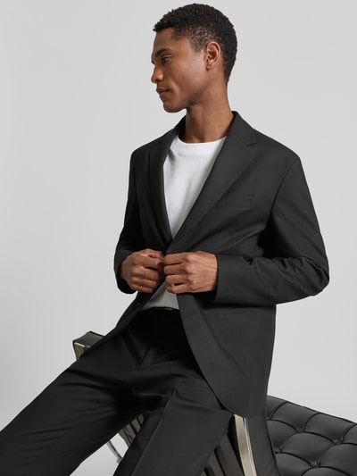 Männermodel trägt schwarzes Herren Sakko mit Reverskragen und Brustleistentasche Modell 'CATORY' von Drykorn aus Material-Mix mit Viskose-Anteil, Regular-Fit, Knopfverschluss, seitliche Leistentaschen, Rückenlänge 72 cm, Schulterbreite 50 cm, Ärmellänge 66 cm, Ganzkörperansicht von vorne.