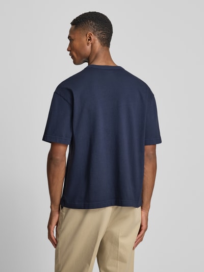Männermodel trägt Cropped T-Shirt mit Rundhalsausschnitt von GAP in Dunkelblau, reine Baumwolle, Rückansicht, Ganzkörperansicht