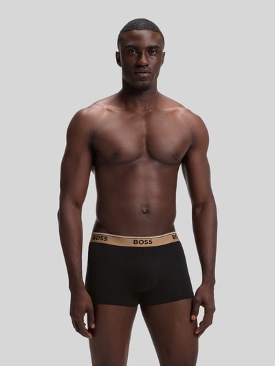 Mężczyzna nosi obcisłe bokserki z mieszanki bawełny, czarne z beżowym paskiem z logo, Trunk aus Baumwoll-Mix im 3er-Pack Modell 'Power' von BOSS, Herren Pant & Trunk von BOSS, całkowity widok z przodu.
