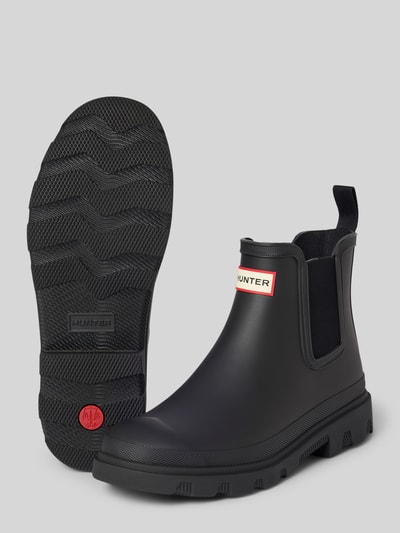 Produktfoto, Stiefeletten mit Label-Patch von Hunter in Schwarz mit Blockabsatz und strukturierter Sohle, abgerundete Passform, Kontext: Damen Stiefeletten, Absatzhöhe 4 cm, Schafthöhe 13 cm, Schaftweite 12 cm