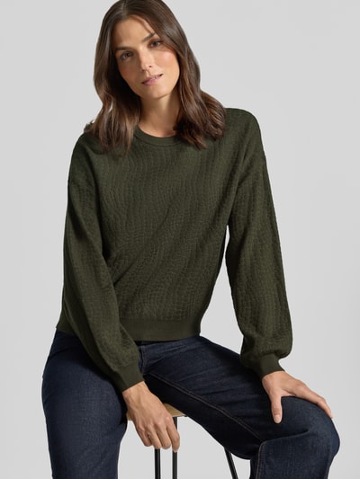 Kobiece model prezentuje ciemnozielony sweter Regular Fit Pullover aus Viskose-Mix model 'NANCY' od VERO MODA, damski sweter, gładka tekstura, widok na górną część ciała z przodu.