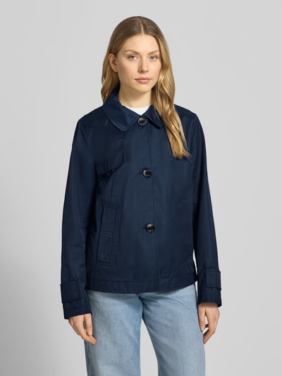 Frauenmodel trägt Jacke mit Umlegekragen und Eingrifftaschen von Gil Bret aus Baumwoll-Mix im Regular-Fit, dunkelblau, Knopfleiste, Ganzkörperansicht von vorne. Rückenlänge 65 cm, Schulterbreite 40 cm, Brustweite 49 cm, Ärmellänge 65 cm, Größe 36.