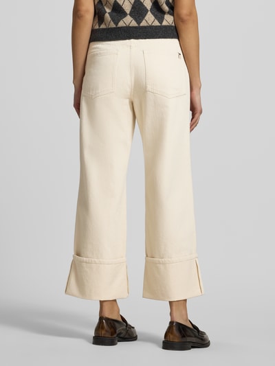 Modelka nosi Relaxed Fit Wide Leg Jeans aus reiner Baumwolle Modell 'GESTO' od Marc O’Polo, jednokolorowy, splot twill, 5 kieszeni, naszywka z logo, detal z logo, długość do kostek, zapięcie na guzik i zakryty zamek błyskawiczny, widok całej sylwetki z tyłu.