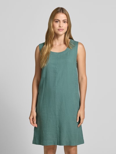 Vrouwenmodel draagt knielang jurkje van linnenmix en viscosemix, straight fit, model 'LAVA' van FREE/QUENT, daydress, vooraanzicht,