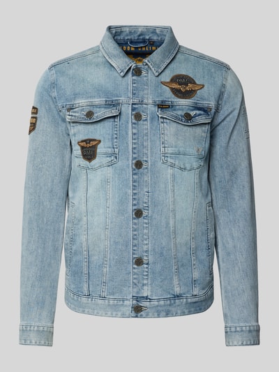 Produktfoto, Jeansjacke mit Label-Patches und Brusttaschen von PME Legend, jasnoniebieski bawełniany mix ze stretchem, prosty krój, kołnierz kent, listwa guzikowa, naszywki z logo, kieszenie na piersi z patką i guzikiem, boczne kieszenie, długość tyłu w rozmiarze M: 65 cm, szerokość ramion w rozmiarze M: 44 cm, szerokość w rozmiarze M: 53 cm, długość rękawa w rozmiarze M: 67 cm