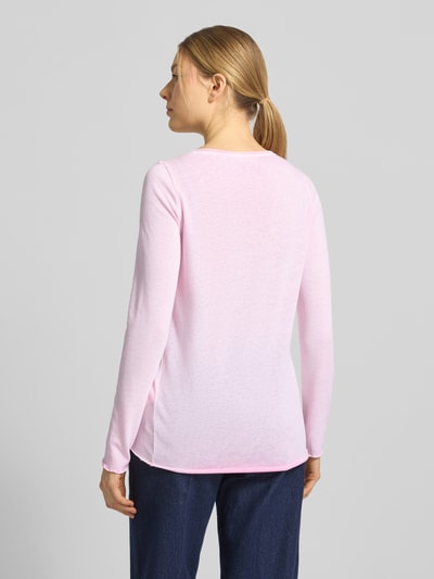Frauenmodel trägt Longsleeve mit Rundhalsausschnitt von Smith and Soul aus Baumwoll-Mix in Rosa, Regular-Fit, Label-Detail, Ganzkörperansicht Rückansicht.