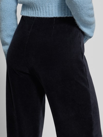 Vrouwenmodel draagt donkerblauwe corduroy broek Regular Fit Cordhose aus Baumwoll-Mix model 'ELAINE' van Raffaello Rossi, Nahaufnahme heupen, Dames corduroy broek van Raffaello Rossi