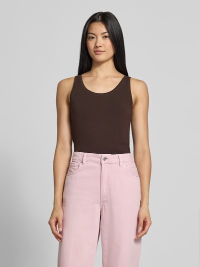 Frauenmodel trägt Slim Fit Tanktop aus Baumwoll-mix von s.Oliver RED LABEL, braun, kombiniert mit rosa Hose, Ganzkörperansicht von vorne.