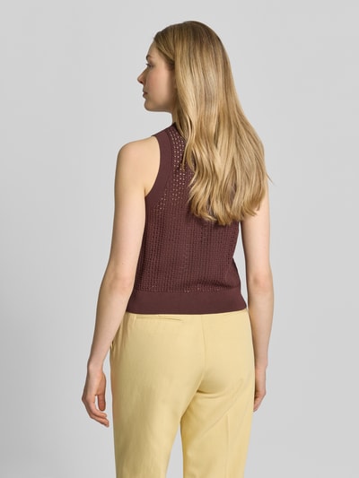 Frauenmodel trägt Slim Fit Top aus Viskose-Mix Modell 'FASSIA' von BOSS in Strickoptik, ärmellos, Farbe Braun, Ganzkörperansicht Rückansicht.