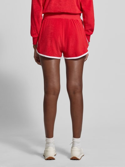 Frauenmodel trägt Regular Fit Sweatshorts aus Baumwoll-Mix von Polo Ralph Lauren, Two Tone Optik, Frottee, Logo-Stitching, Rückansicht.