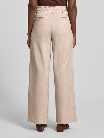 Frauenmodel trägt High Waist Hose Modell 'VARONE' von Vila in Beige, Material-Mix mit Viskose-Anteil, Wide Leg, Ganzkörperansicht Rückansicht.