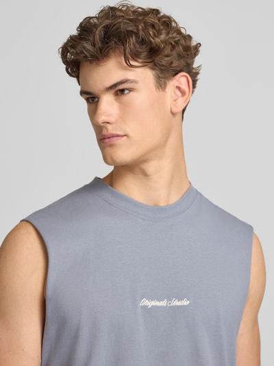 Männermodel trägt T-shirt mit Stitching van Jack & Jones, puur katoen, relaxed fit, ronde hals, ruglengte maat M 69 cm, nahaufnahme bovenlichaam.