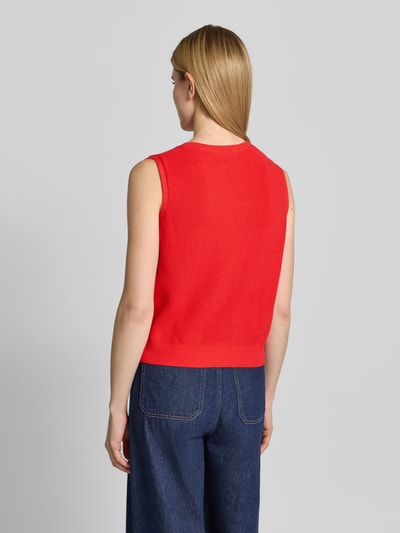 Frauenmodel trägt Weste mit Strukturmuster von Christian Berg Woman in Rot, Reine Baumwolle, Regular-Fit, Rückenlänge 50 cm, Ganzkörperansicht Rückansicht.