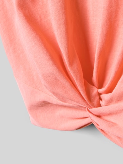 Mädchen trägt Boxy Fit T-Shirt aus reiner Baumwolle Modell 'REX' von Only, Optik: Unifarben, Knoten-Detail, Detailaufnahme.