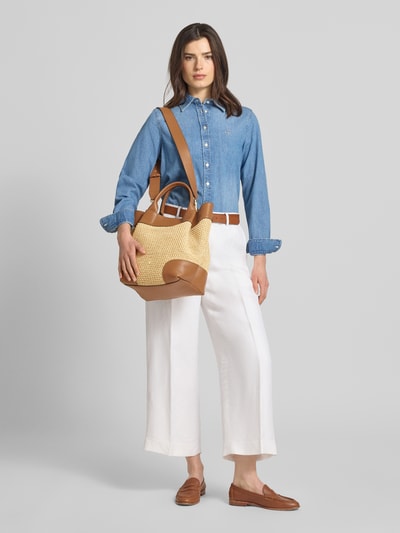Vrouwenmodel draagt Handtasche in Flecht-Optik van Abro in beige en bruin met magnetische sluiting, afneembare schouderriem, logodetail, lengte schouderriem 100 cm, breedte 33 cm, lengte 32 cm, diepte 20 cm, vooraanzicht volledige lichaamsopname