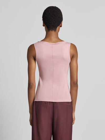 Frauenmodel trägt Regular Fit Tanktop aus reiner Baumwolle von Marc O'Polo in Rosa und Braun, glatte Textur, Damen Tanktop, Ganzkörperansicht Rückansicht