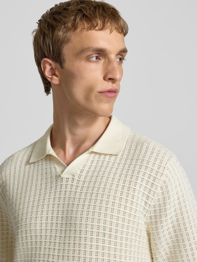 Männermodel trägt Regular Fit Freizeithemd im Allover-Look Modell 'MONTAUK' von Jack & Jones, leichter Material-Mix, Nahaufnahme Oberkörper.