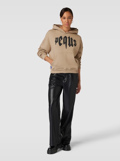 PEQUS Cropped Hoodie mit Label-Print Modell 'Mythic' Beige 1