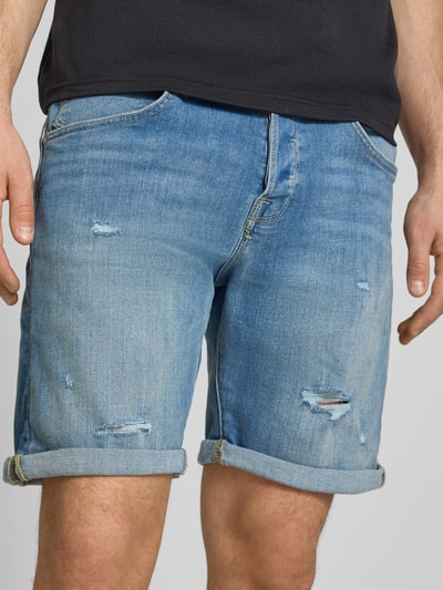 Männermodel trägt Jeansshorts mit Umschlag Modell 'RICK' von Jack & Jones aus Baumwoll-Mix mit Stretch-Anteil, Regular-Fit, Nahaufnahme Oberkörper.