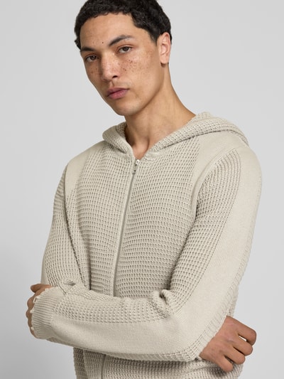 Männermodel trägt Strickjacke im Used-Look von WON HUNDRED, Reine Baumwolle, Regular-Fit, Kapuze, Reißverschluss, Nahaufnahme Oberkörper.
