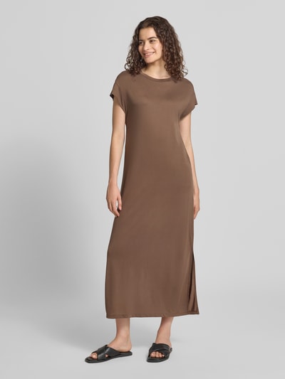 Vrouwenmodel draagt bruin gerades vrijetijdsjurk uit viscosemix model 'ANORA' van PIECES, Dames, volledig zicht van voren.