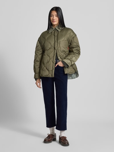 Frauenmodel trägt Straight Fit Jeans in Cord-Optik Modell 'Milo' von Closed, dunkelblau, samtige Textur, 5-Pocket-Design, Ganzkörperansicht von vorne. Elastischer Baumwoll-Mix, verkürzte Passform, Knopf- und Reißverschluss, Bundweite und Innenbeinlänge gemäß Größe 27/32.