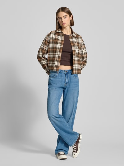 Frauenmodel trägt Wide Leg Jeans aus Baumwoll-Lyocell-Mix von Pepe Jeans in Melange-Optik, 5-Pocket-Design, Ganzkörperansicht von vorne.