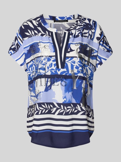 Produktfoto, Blusenshirt aus Viskose mit Strasssteinbesatz von Betty Barclay, Blau-Weiß mit Motiv- und Statement-Print, Tunikakragen, Kappärmel, Straight Fit, Rückenlänge 55 cm, Ärmellänge 19 cm, reine Viskose, glatte Textur, grafische Formen.