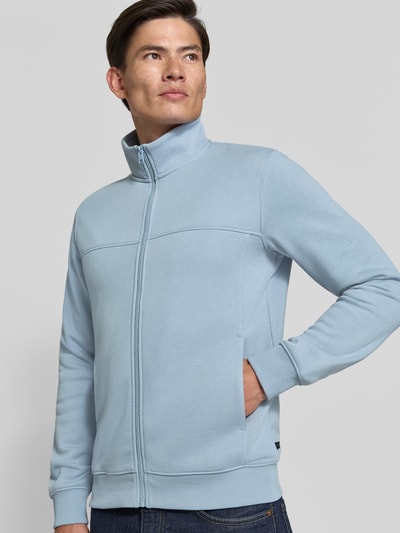 Męski model nosi Regular Fit Sweatjacke aus Baumwoll-Mix od s.Oliver RED LABEL, jasnoniebieski kolor, gładka tekstura, widok z przodu na całe ciało.