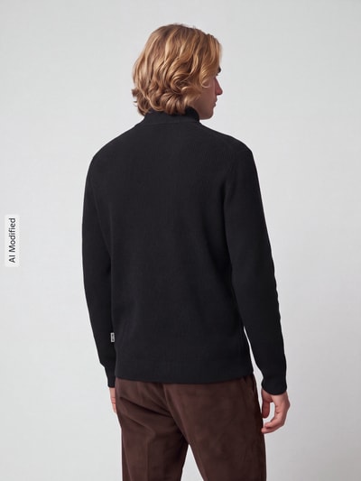 Männermodel trägt Troyer mit Reißverschluss-Detail von ONLY & SONS, unifarben schwarz, Baumwoll-Mix, Regular Fit, Ganzkörperansicht Rückansicht, KI-modifiziertes Bild.