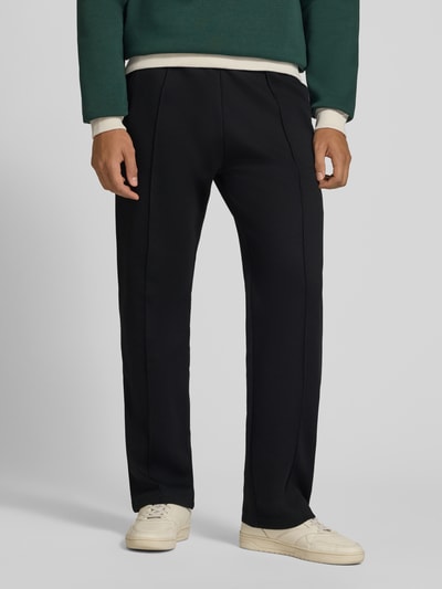 Männermodel trägt Straight Fit Sweatpants mit elastischem Bund von REVIEW, Mieszanka bawełny, kanty, Szerokość w rozmiarze M: 42 cm, Długość wewnętrzna nogawki M: 82 cm, czarny kolor, proste nogawki, Ganzkörperansicht von vorne