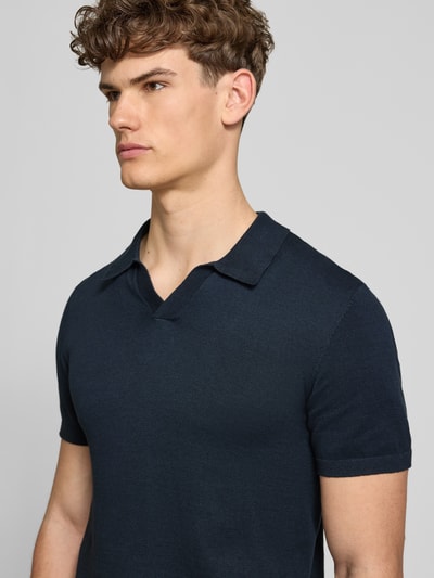 Männermodel trägt Regular Fit Poloshirt in Strick-Optik Modell 'Bray' von Blend in Dunkelblau, Reine Baumwolle, Kurzärmelig, Nahaufnahme Oberkörper. Rückenlänge bei Größe M: 68 cm.